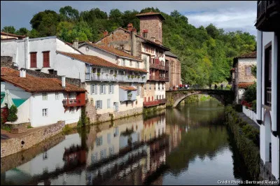 Vous vous croirez facilement au bord du monde et du temps, pourtant, vous n'êtes qu'à 20 km (à vol d'oiseau) de la ville de Saint-Jean-... !