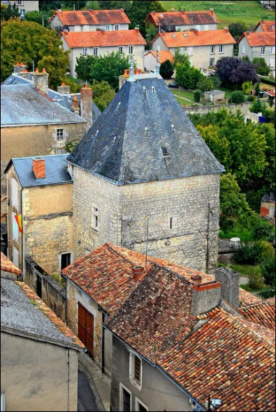 Notez le château de Flin (XIIe et XVIe s.), dont la tour et le corps de logis sont aujourd'hui hantés !