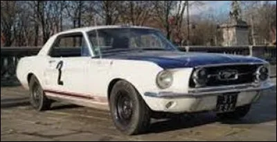 Cette célébrité passionnée de sports mécaniques possédait cette Ford Mustang de 1967, avec laquelle elle fit trois courses. Qui est-ce ?