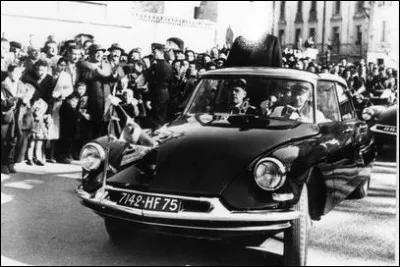 Il affectionnait particulièrement les DS Citroën pour tous ses déplacements. Cette voiture le sauva d'une embuscade. Quel est cet homme politique des année 60 ?