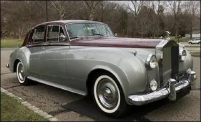 Quel chanteur français de renommée internationale affectionnait les Rolls ?