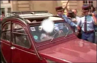 Qui conduisait cette 2CV Charleston, à la sortie de l'Élysée ?