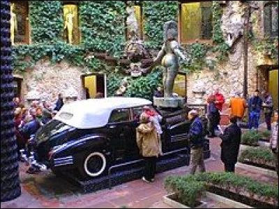 Cette Cadillac 62 cabriolet de 1938 baptisée "Taxi pluvieux" est exposée dans un musée espagnol. Qui en est le créateur ?