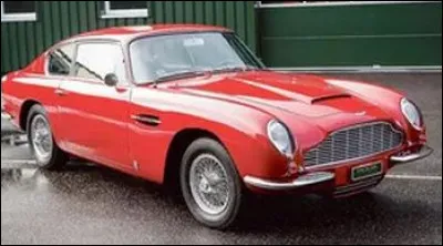 Cette écrivaine française aimant la vitesse a possédé cette Aston Martin DB rouge à la fin des année 70. Qui est-ce ?