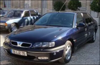 Quel président utilisa cette Renault Safrane V6 Baccara, immatriculée avec un 19, pour ses sorties officielles ?