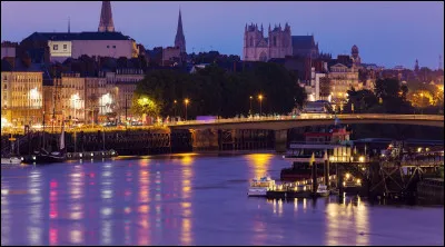 Nantes est situ&eacute;e ... de la France.