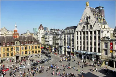 Lille est situ&eacute;e ... de la France.