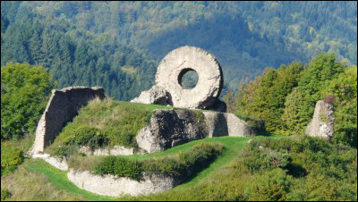 En Alsace les tours des Sorcières sont nombreuses. Sur une colline se trouve une étrange roue en pierre, appelée l'il de la sorcière. Où se trouve-t-il ?