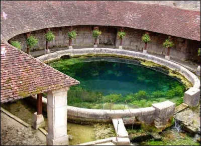 Où peut-on se promener autour de la Fosse Dionne, qui, dédiée à une divinité celtique des eaux, fut probablement le premier point d'eau de la ville ?