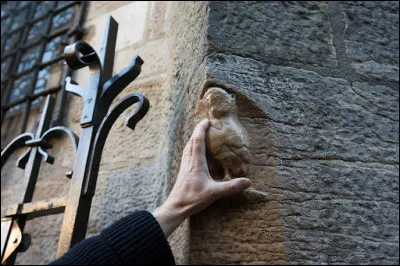 En Bourgogne, il y a une chouette magique. Sculptée à l'extérieur de l'église Notre-Dame, elle est usée par le frôlement des mains depuis le Moyen Âge. Elle donnerait amour et santé dans la bonne ville de...