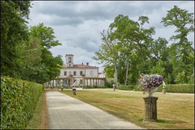 Une chose certaine, par contre, c'est qu'il existait un lieu o&ugrave; l'on vous faisait la base d'un repas &agrave; moins d'1 euro pour 3 personnes . Vous ressortiez de cette boutique avec... !"Vive Foug&egrave;res et ... !"