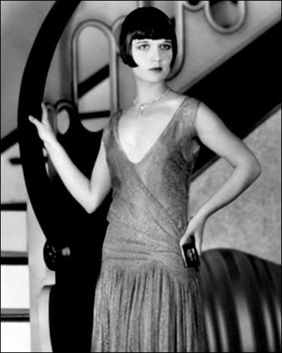 Figure mythique des années folles, elle est connue pour ses rôles-vedette dans les films muets, et tourne ensuite en Europe en 1929 - 1930 dans "Loulou", "Le Journal d'une fille perdue" et "Prix de beauté" : c'est ...