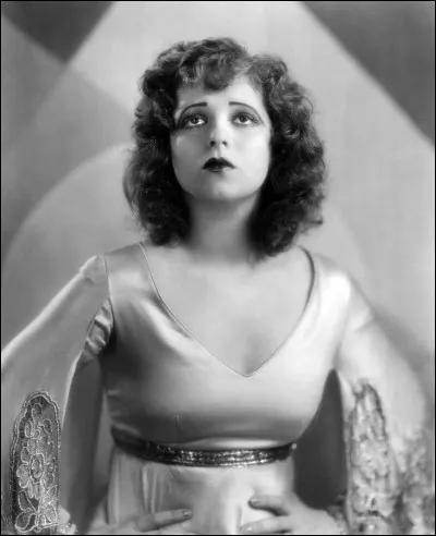 Elle a été l'une des premières sex-symbol du cinéma muet, connue sous le surnom de It Girl après le film "Le Coup de foudre" / "It" en 1927 ; elle joue dans 46 films muets et 11 films parlants entre 1922 et 1933, année de sa retraite. C'est ...