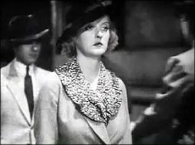 Elle débute en 1931, joue dans "Une certaine femme", "La Vie privée d'Élisabeth d'Angleterre" et reçoit deux oscars, pour ses rôles dans "l'Intruse" en 1935, et dans "l'Insoumise" en 1938 : c'est ...