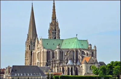 Nous quittons enfin Paris, direction Chartres, avec sa célèbre cathédrale qui arrive en vingt-cinquième position de ce classement ! Mais de quel style est-elle ?