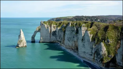 En vingt-sixième place, nous retrouvons les très célèbres falaises d'Étretat, en Normandie ! Mais dans quel département faut-il aller pour avoir la chance de les voir ?