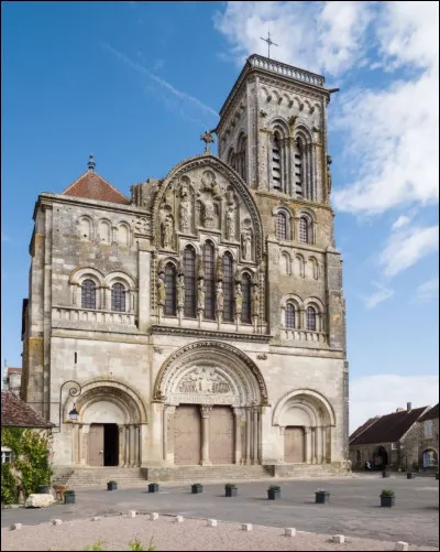 Connaissez-vous la basilique Sainte-Marie-Madeleine de Vézelay, dans l'Yonne ? Elle arrive en vingt-huitième position de ce classement ! Laquelle de ces informations la concernant est fausse ?