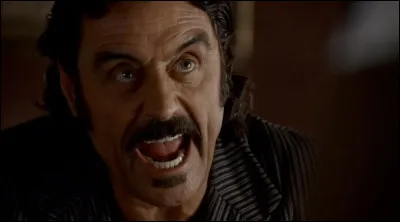 L'image montre Ian McShane dans...
