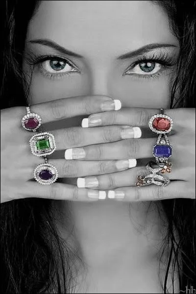 Quelle pierre, montée seule sur une bague, porte le nom de solitaire ?