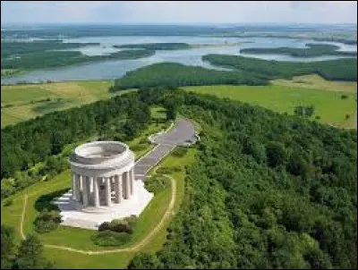 Que commémore la butte de Montsec, dans la Meuse ?
