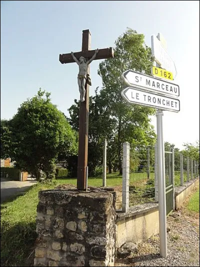 "Pour aller à Saint-Christophe-du-Jambet sans passer par Mézières-du-Lavardin, il faut prendre à gauche à ..."