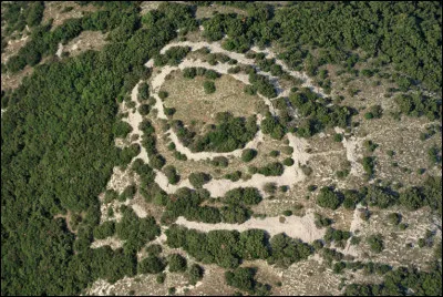 La population celto-ligure devient nettement gallo-romaine, pour preuve les traces laissées dans des ateliers [de quoi ?] datés des 2 premiers siècles.