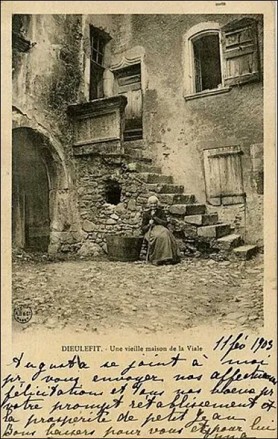 Une architecture particulière est celle des "maisons hautes" : mais qu'y logeait-on, dans la partie basse ?