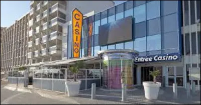 Avec son casino qui se trouve juste devant son esplanade de la mer !