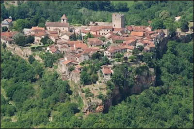C'est une forteresse s'étendant sur une presqu'île, qui surplombe de plus de 100 m un méandre du Lot. Il prétend au titre d'Uxellodunum, siège de la dernière bataille gauloise de César.