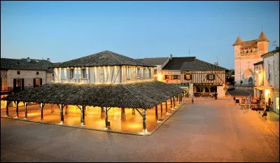Bastide royale fondée en 1267, elle a une structure typique de ces ''villes nouvelles'' du Sud-Ouest. Une halle à étage du XVIe siècle, des rues à angle droit, des maisons à colombages et une église fortifiée du XIIIe siècle, c'est...