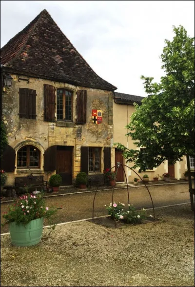 Fondé en 1284, je suis une bastide ... qui n'a jamais été terminée !