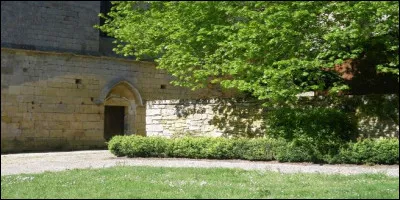 Passant cette porte, vous tomberez, au bout de quelques dizaines de mètres sur...