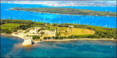 Nous partons maintenant à l'autre bout de la France, cette fois-ci pour satisfaire notre soif d'archipel méditerranéen aux eaux turquoises. Nous nous rendons donc dans les îles de Lérins, au large de Cannes ! Pourriez-vous me dire combien d'îles y a-t-il dans l'archipel, et aussi me citer l'une d'entre elles ?
Indice : __________ d'Autriche