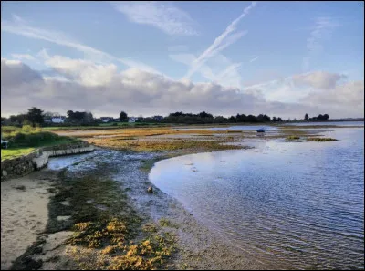 Nous repartons dès lors pour la côte Atlantique, avec l'île d'Arz ! Très jolie petite île de 269 hectares, on ne sera pas à plus de 400 mètres des côtes dans n'importe quel endroit de l'île ! Je vais vous demander où nous pouvons trouver ce territoire...
