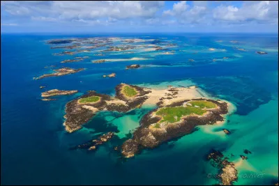 Comment faire un quiz sur les plus belles îles de France sans parler de cet archipel ? J'ai l'honneur de nommer celui qui compte le plus d'îles d'Europe : je parle évidemment des îles Chausey ! Des paysages merveilleux seront au rendez-vous ! Pour cette question, juste un vrai-faux : 
La plus grande île de cet archipel se nomme également Chausey.