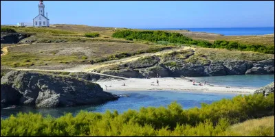 Nous nous rendons donc à l'avant-dernière étape de notre voyage pour visiter la fameuse Belle-Île-en-Mer. Réputée pour être l'une des plus belles de France, nous pourrons trouver cette île dans le département du/des/d' ____________. Celle-ci abrite des charmants petits villages de pêche.
Indice : son numéro est le 56 et sa préfecture Vannes.