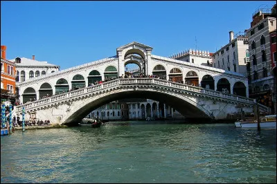En Italie, le Pont du Rialto se situe dans la ville de Florence.