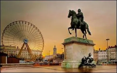 La Place Bellecour est une place de Bordeaux.