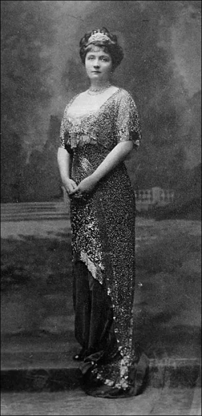 Par son action, son épouse met fin pour un temps à sa carrière politique : que fait-elle ?