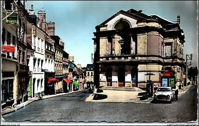 Rare pour une ville de cette taille, un théâtre "à l'italienne" y existe depuis 1851. Mais qu'était-ce donc, auparavant ?