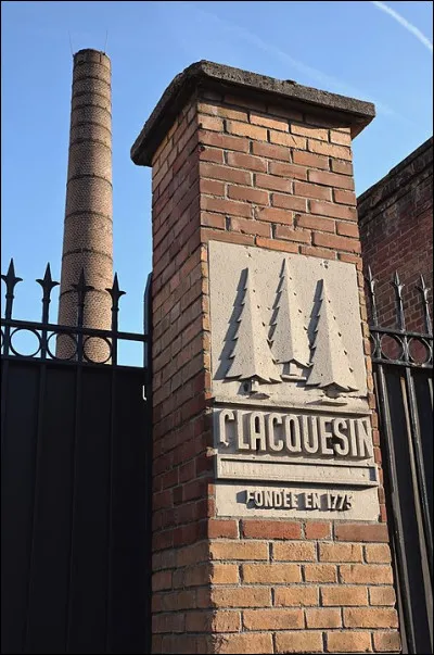 Le sombre "Clacquesin", fabriqué à Paris puis à Malakoff (92), est élaboré à partir de résine de pins de Norvège. Son slogan originel était ...