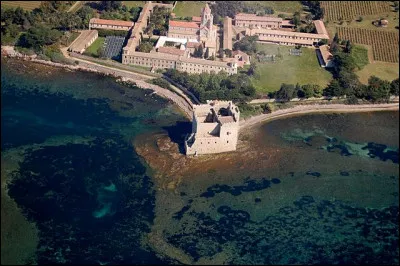 La "Lérina" est une liqueur de plantes élaboré par les moines de l'abbaye de Lérins, île de la baie de ..., depuis le 19é s. En ce lieu fut fondée l'un des 1er monastère de France, vers ...