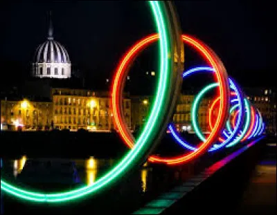 Un grand symbole créé par Daniel Buren. Voici les :