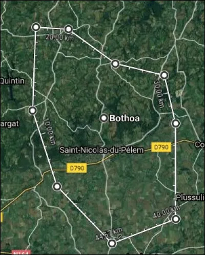 La paroisse de Bothoa (ou Botouha), mentionnée dès 1316, comprend Lanrivain, Canihuel, Kerien, etc. : c'est presque un évêché, avec ses 40 prêtres et dit-on près ... âmes !