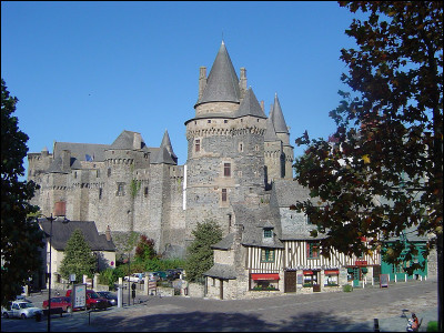 Ville de 18 000 dans le département d'Ille-et-Vilaine, située sur la Vilaine, dans les marches de Bretagne et connue pour son château fort en grande partie du XVe siècle :