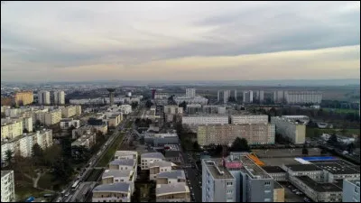 Ville de 65 000 habitants de l'agglomération lyonnaise qui a connu une forte croissance démographique dans les années 60 et 70 :