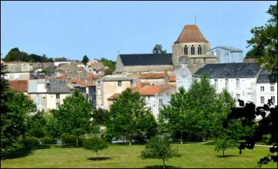 Petite ville de 4 300 habitants du département de la Vienne, située sur le Clain, au sud de Poitiers :