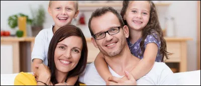 Le soir même au dîner, tu l'annonces à tes parents. Ta mère jette sa tête dans ses mains en pleurant et ton père fixe ses genoux.