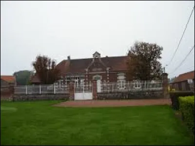 Commune des Hauts-de-France, dans l'arrondissement de Montdidier, Erches se situe dans le département ...
