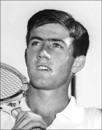 Ce joueur de tennis, vainqueur de la Coupe Davis à trois reprises avec l'équipe d'Australie, en 1953, 1955 et 1956, a remporté huit titres du Grand Chelem : c'est ... Rosewall.